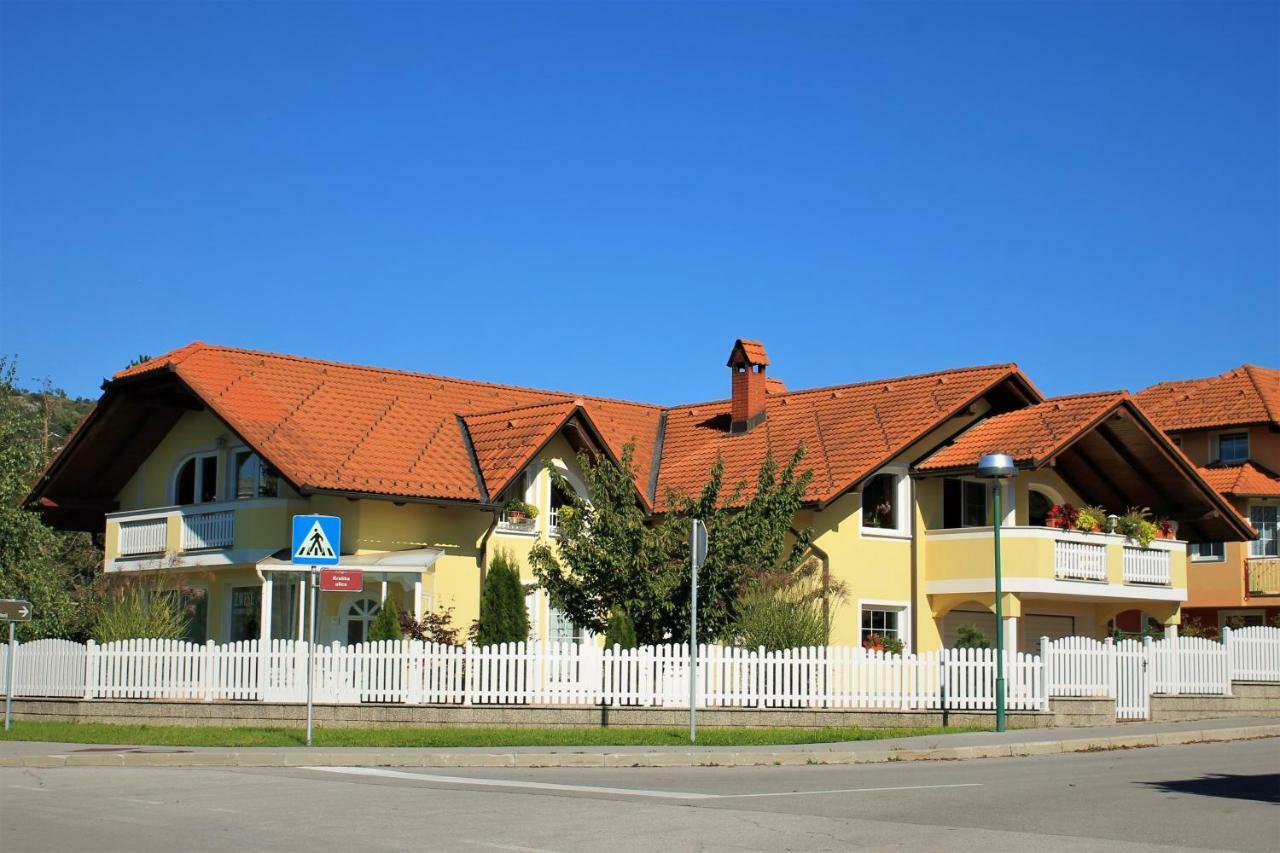Yellow Dreamhouse Postojna Bagian luar foto