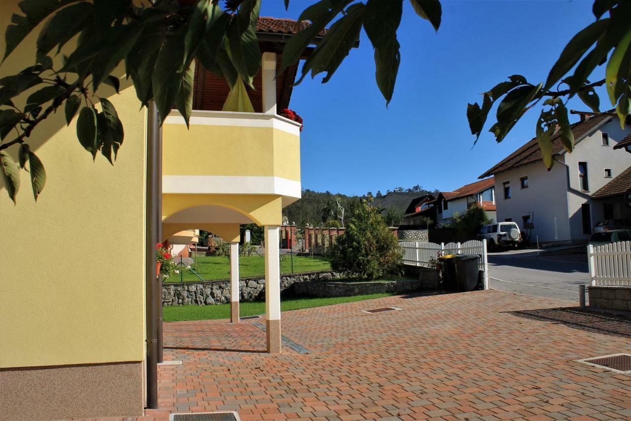 Yellow Dreamhouse Postojna Bagian luar foto