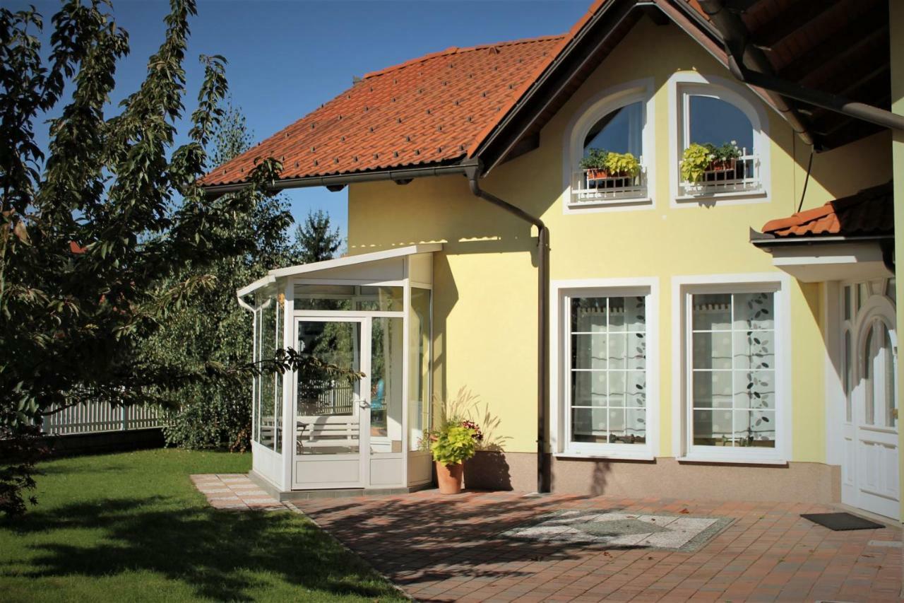 Yellow Dreamhouse Postojna Bagian luar foto