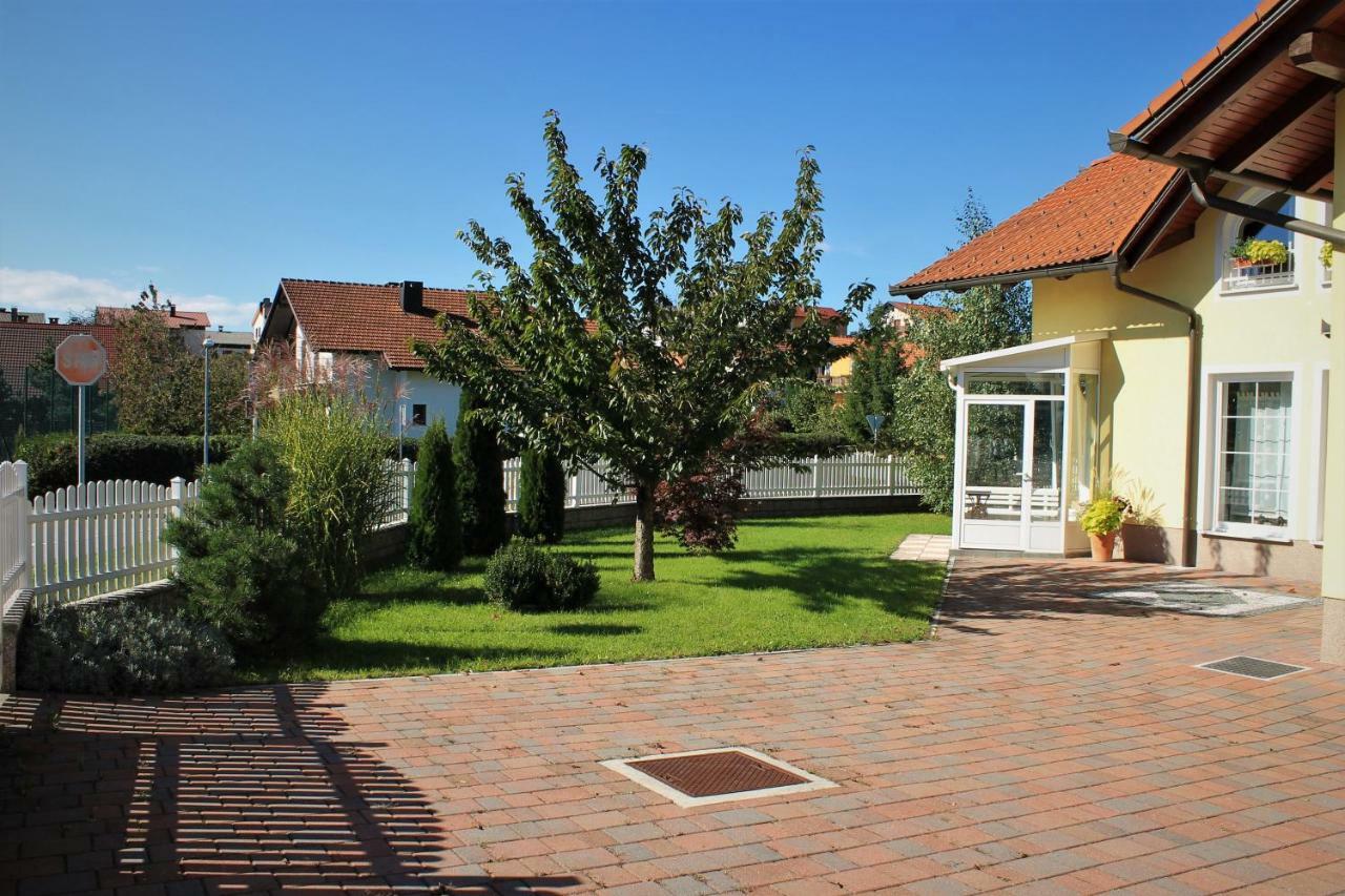 Yellow Dreamhouse Postojna Bagian luar foto