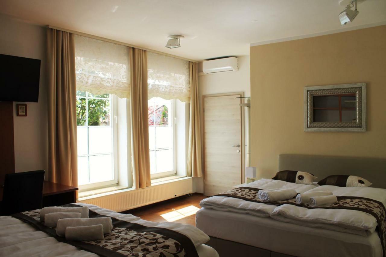 Yellow Dreamhouse Postojna Bagian luar foto